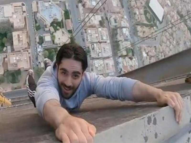 فيديو يحبس الأنفاس لـ 3 سعوديين يصعدون أعلى رافعة في الرياض